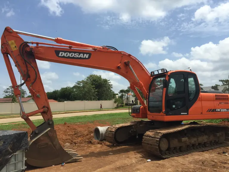 Excavadora en trabajos de movimiento de tierra en Bosque Dorado, Tecno Systems Investment Inc.