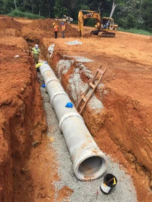 Instalación de tuberías por el equipo de Tecno Systems
